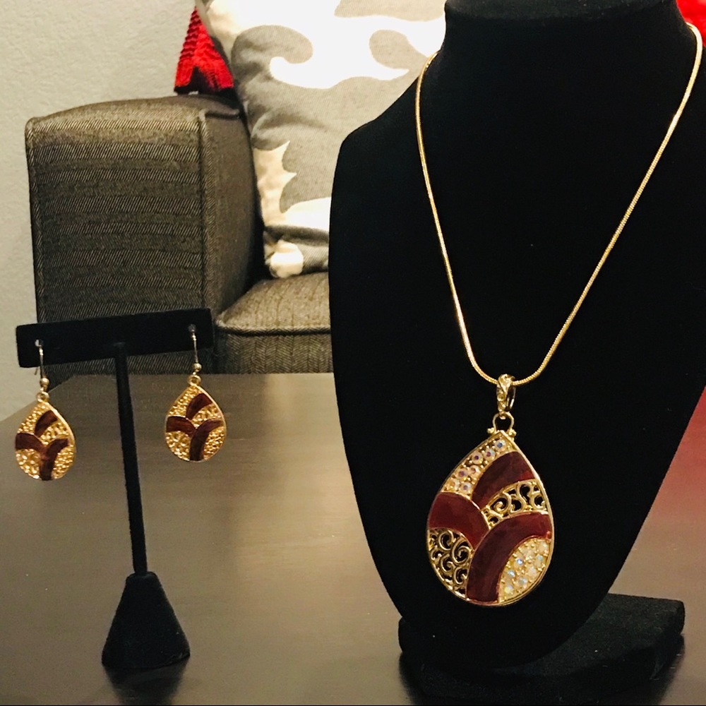 Necklace and earring set